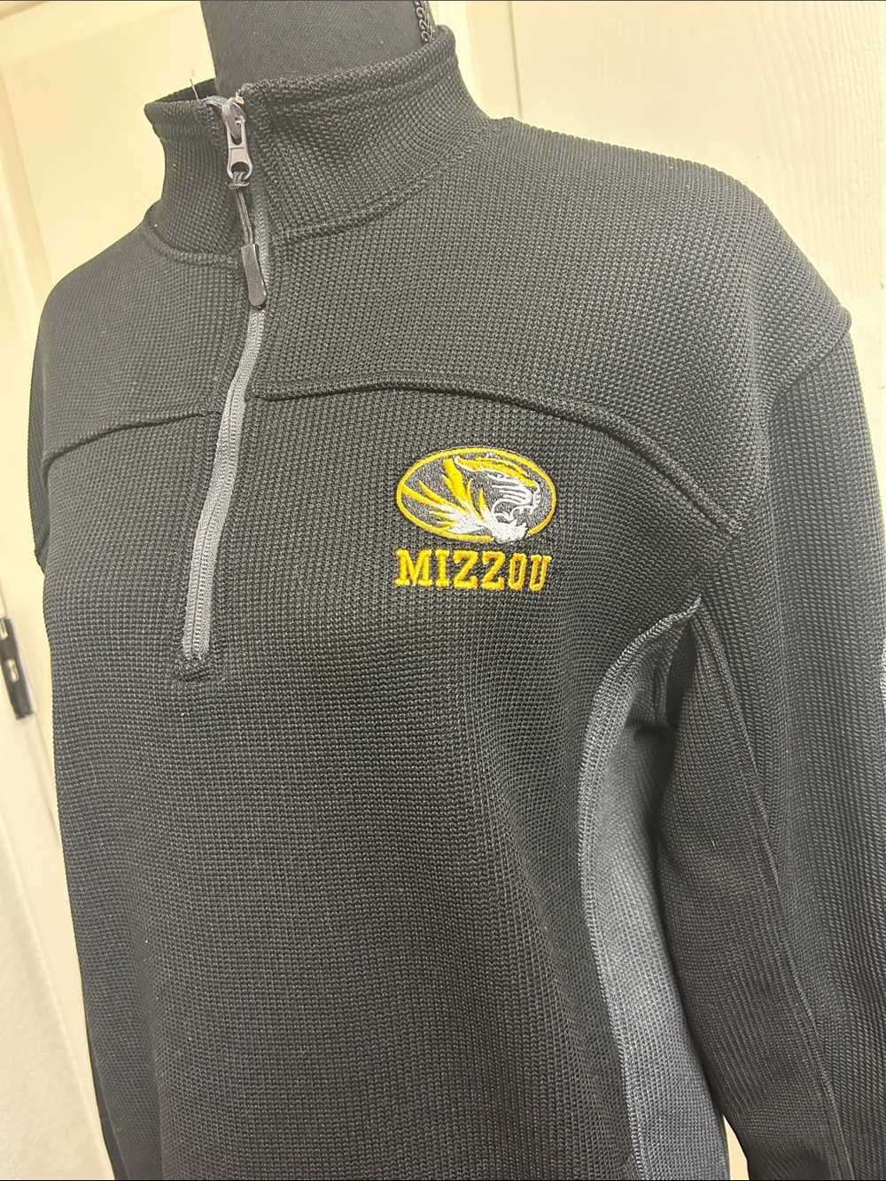 COLOSSEUM MISSOURI BLACK ADVANTAGE LONG SLEEVE QTR ZIP PULLOVER, Medium, EUC - Picture 3 of 10